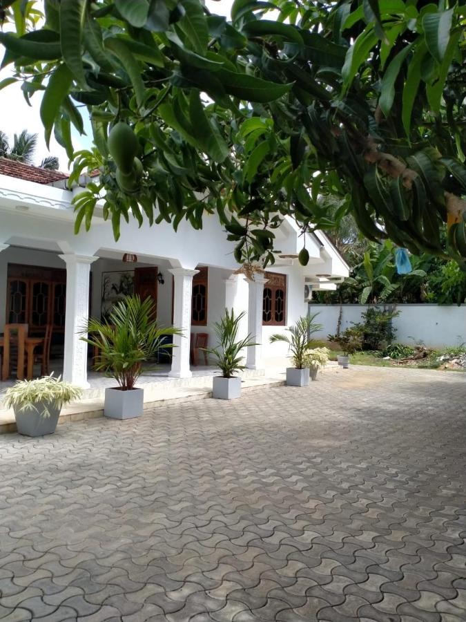 Holidays Hotel Nainamadama Luaran gambar