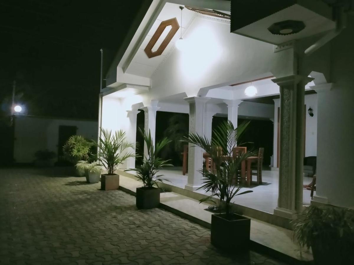 Holidays Hotel Nainamadama Luaran gambar